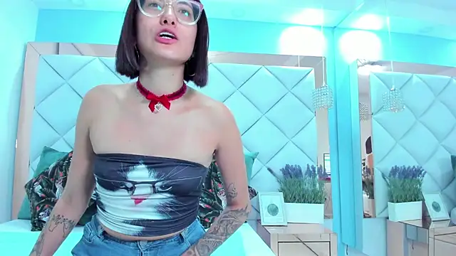 crystalstonee online show from March 16, 2026, 10:25 pm