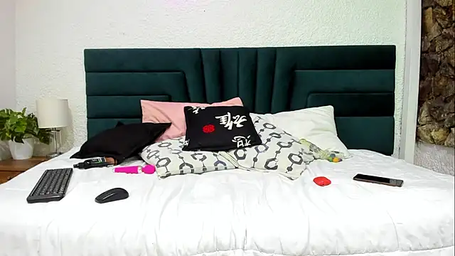 Dahliablack online show from March 21, 2026, 12:21 pm