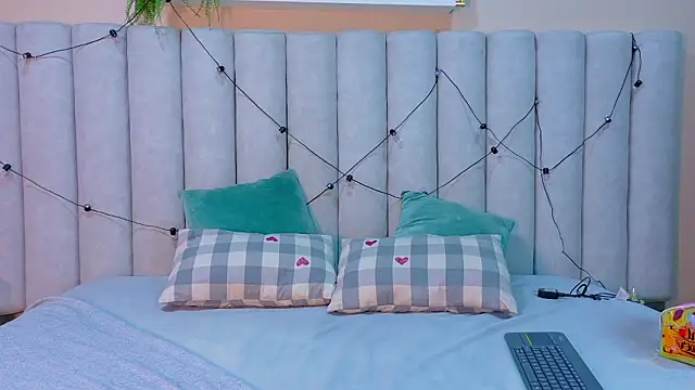 Snapshot of AnnieRouse__ chatting on February 8, 2026, 11:46 am AnnieRouse online show from February 8, 2026, 11:46 am