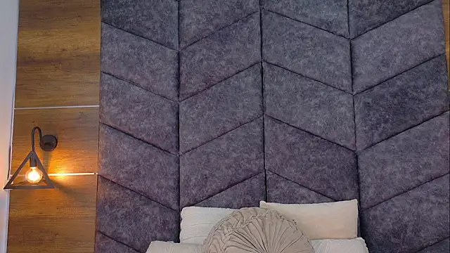 AnnieRouse   online show from April 9, 2026, 11:37 am