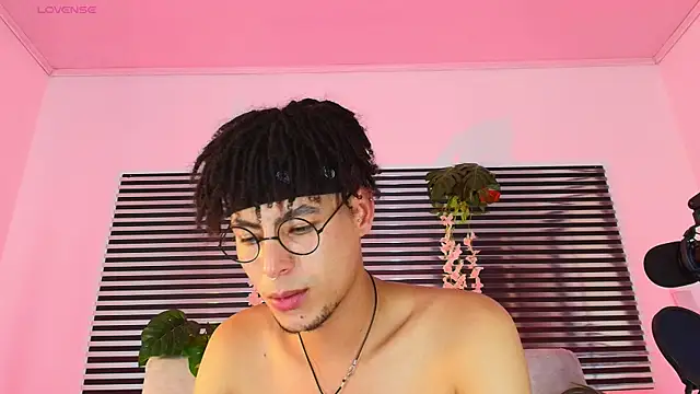 Snapshot of ThiiagoSaeenz chatting on June 6, 2026, 3:44 am ThiiagoSaeenz online show from June 6, 2026, 3:44 am