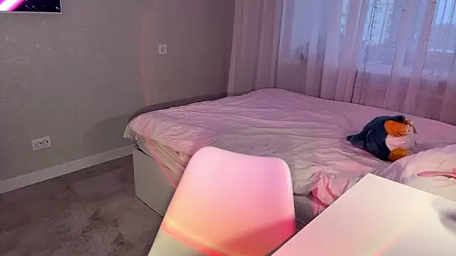 Between Eeys online show from March 18, 2026, 3:37 pm