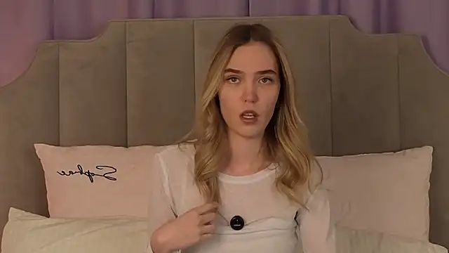 NikkiRyx online show from April 15, 2026, 3:52 pm