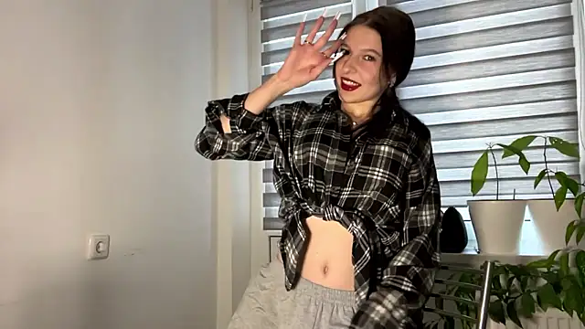 Sarahsolara online show from February 18, 2026, 2:02 pm