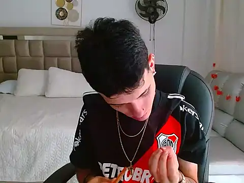 eroboyxox online show from February 18, 2026, 8:16 pm