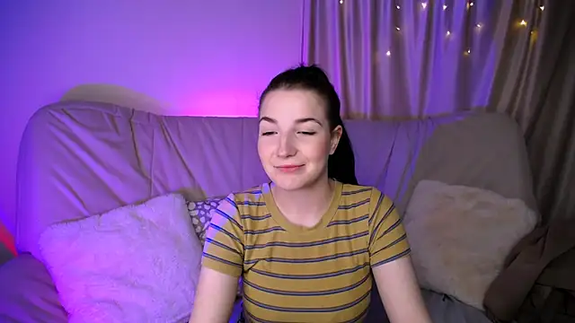AliceChanel online show from May 16, 2026, 3:47 am