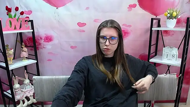 Snapshot of LilianaShine chatting on April 18, 2026, 5:00 am LilianaShine online show from April 18, 2026, 5:00 am