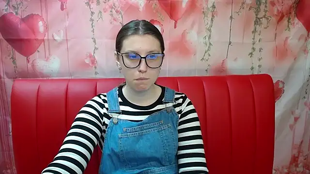 Snapshot of LilianaShine chatting on May 14, 2026, 5:14 am LilianaShine online show from May 14, 2026, 5:14 am
