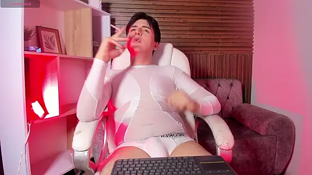 Snapshot of noahWolff_ chatting on February 1, 2026, 4:44 am noahWolff online show from February 1, 2026, 4:44 am