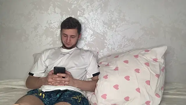 MoonBabyCouple online show from May 8, 2026, 7:03 am