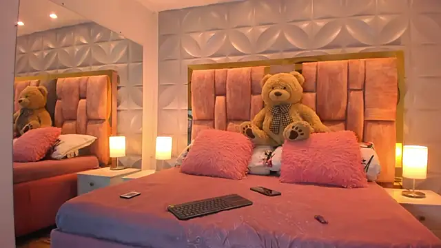 Snapshot of Paris_Velvet chatting on February 2, 2026, 10:19 pm Paris Velvet online show from February 2, 2026, 10:19 pm