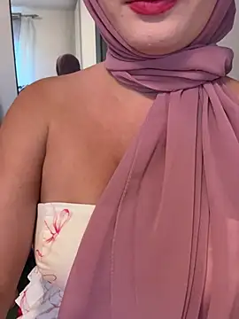 -pinkladyy- online show from May 27, 2026, 5:54 pm