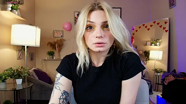 Snapshot of AvaSun chatting on February 18, 2026, 10:39 pm AvaSun online show from February 18, 2026, 10:39 pm