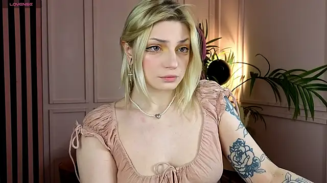 Snapshot of AvaSun chatting on February 24, 2026, 10:41 pm AvaSun online show from February 24, 2026, 10:41 pm