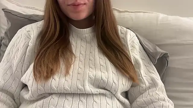 Snapshot of Lucyschickt chatting on February 13, 2026, 9:44 pm Lucyschickt online show from February 13, 2026, 9:44 pm