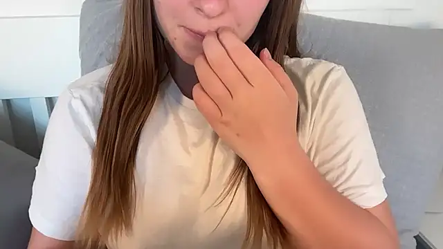 Lucyschickt online show from May 24, 2026, 5:51 pm