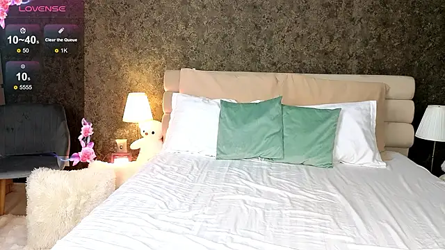 AuraM00n online show from March 24, 2026, 6:57 pm