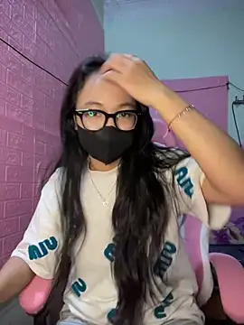 Snapshot of Leeeiuu chatting on February 21, 2026, 12:17 pm Leeeiuu online show from February 21, 2026, 12:17 pm