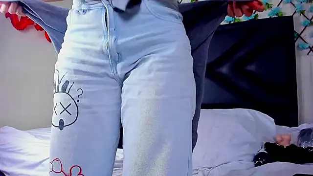 EmmaWilliamss4 online show from February 23, 2026, 9:01 pm