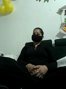 Snapshot of Suhanahotty1 chatting on February 12, 2026, 5:02 am Suhanahotty1 online show from February 12, 2026, 5:02 am