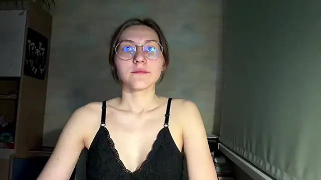 Snapshot of Miaaa_Moon chatting on June 21, 2026, 8:33 pm Miaaa Moon online show from June 21, 2026, 8:33 pm