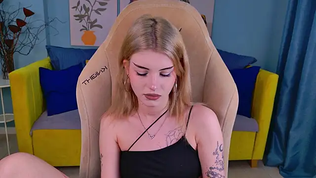 ScarletBlackwood online show from April 1, 2026, 4:57 am