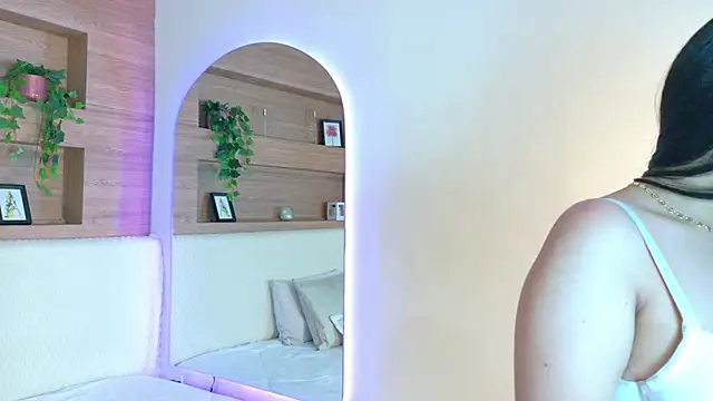 VioletBloomm online show from March 4, 2026, 11:38 am