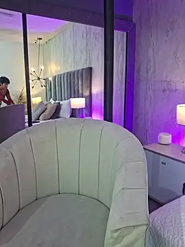 Eva Monroes online show from April 1, 2026, 5:19 am