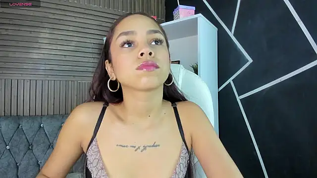 CarolineFyre online show from February 3, 2026, 12:32 pm