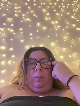 Snapshot of JasmineGlow7 chatting on April 22, 2026, 10:33 pm JasmineGlow7 online show from April 22, 2026, 10:33 pm