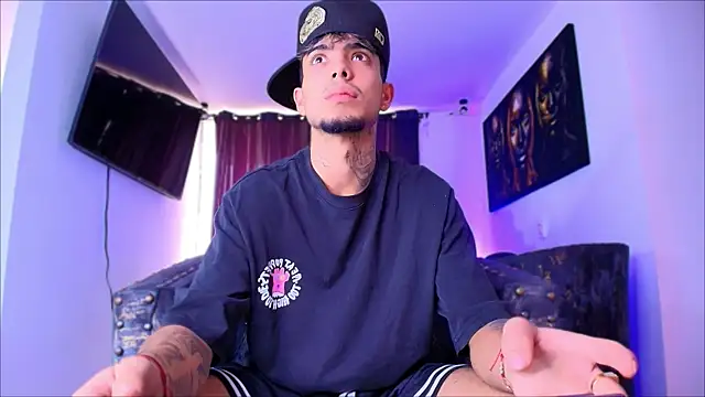 Snapshot of miguel_aguirre_ chatting on February 13, 2026, 12:45 pm miguel aguirre online show from February 13, 2026, 12:45 pm