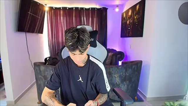 Snapshot of miguel_aguirre_ chatting on February 17, 2026, 12:56 pm miguel aguirre online show from February 17, 2026, 12:56 pm