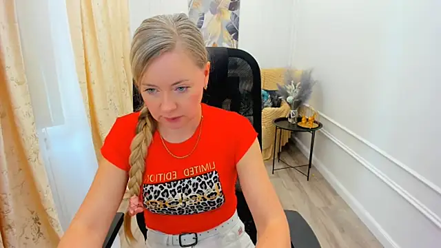 CharlotteKerti online show from June 3, 2026, 12:52 pm