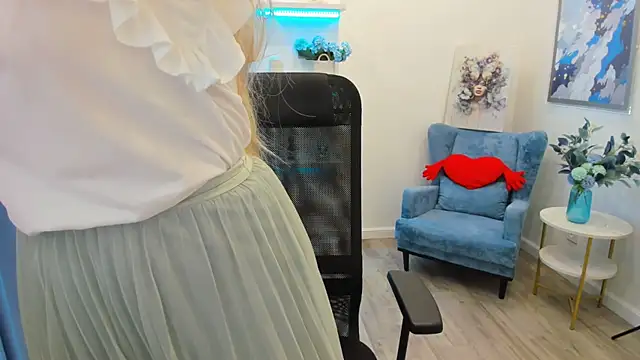 CharlotteKerti online show from June 10, 2026, 12:59 pm