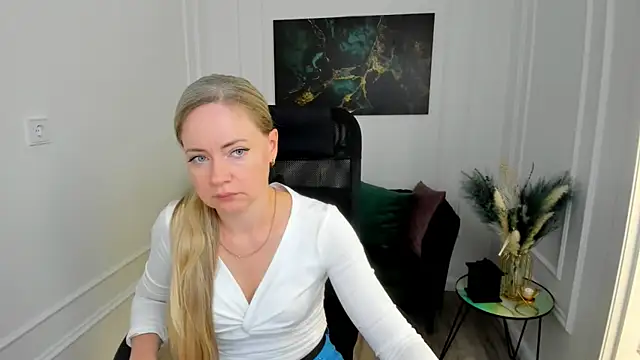 CharlotteKerti online show from June 22, 2026, 7:44 pm