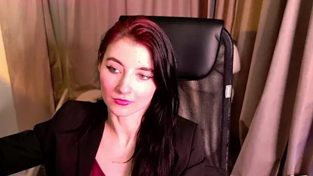 Snapshot of NicoleLuxe chatting on February 12, 2026, 3:29 pm NicoleLuxe online show from February 12, 2026, 3:29 pm