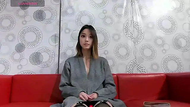 erinaka123 online show from April 5, 2026, 1:52 pm