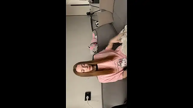 lunli0 online show from February 18, 2026, 7:04 am