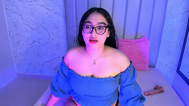 Lya dubois  online show from July 4, 2026, 7:20 pm