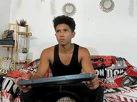 Yoel hot2004 online show from February 13, 2026, 7:32 pm