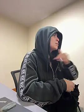 Sara Fernandez  online show from April 17, 2026, 1:58 pm