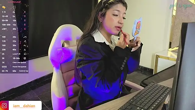 Dahiana Dmour  online show from April 8, 2026, 12:49 pm