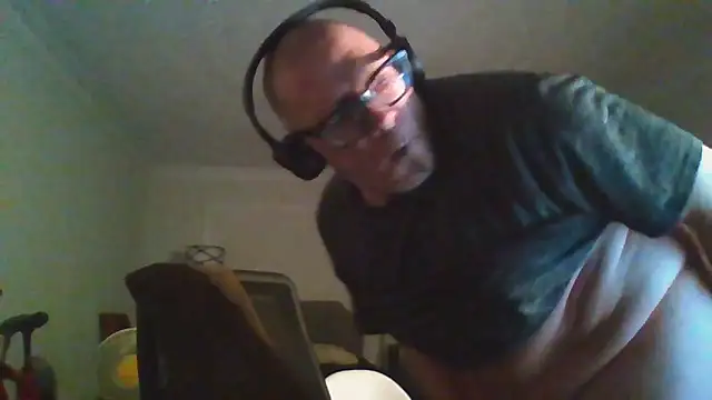 Snapshot of melvinsnow chatting on May 1, 2026, 12:04 am melvinsnow online show from May 1, 2026, 12:04 am