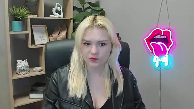 SweetLilyxo online show from April 7, 2026, 6:25 am