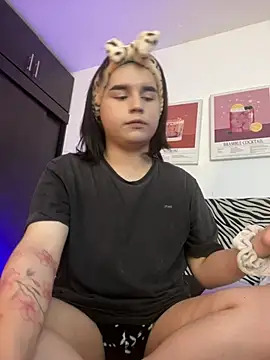 Daniellesins1 online show from April 8, 2026, 2:44 am