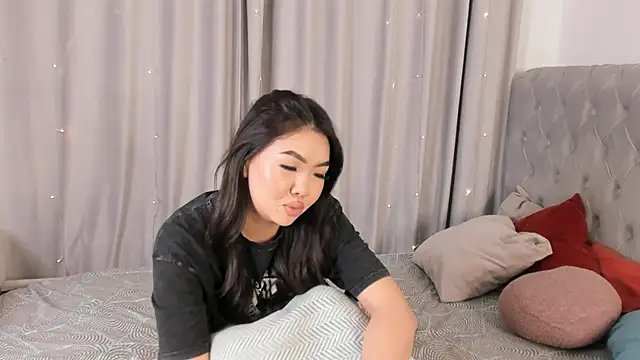 Snapshot of AraIkenberry chatting on March 1, 2026, 6:54 pm AraIkenberry online show from March 1, 2026, 6:54 pm