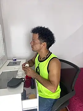 MaxyRyan online show from March 6, 2026, 12:12 pm