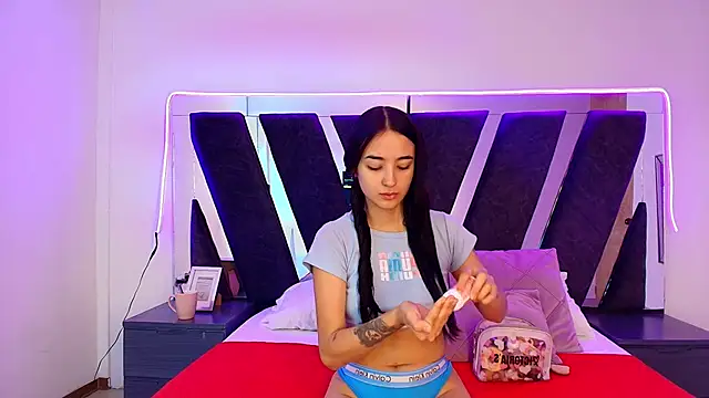 sophia love   online show from February 26, 2026, 2:05 pm