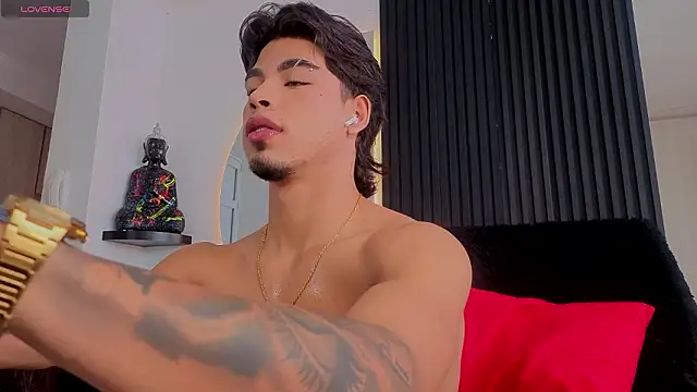 Snapshot of ARON_LUXX chatting on February 5, 2026, 2:11 pm ARON LUXX online show from February 5, 2026, 2:11 pm