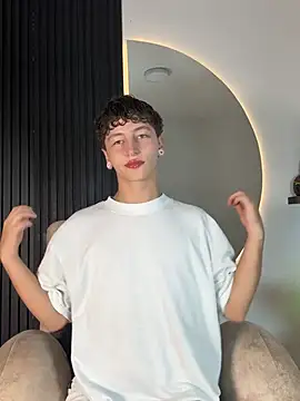 Snapshot of ARON_LUXX chatting on February 9, 2026, 3:10 am ARON LUXX online show from February 9, 2026, 3:10 am